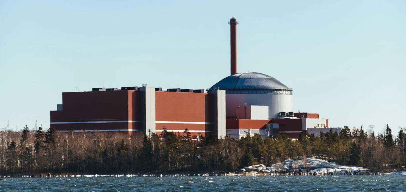 La Finlande met en service son nouveau réacteur nucléaire, l’Allemagne éteint ses derniers