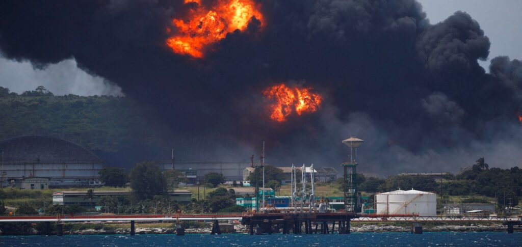 Un Dépôt Pétrolier Cubain brûle, causant 1 mort