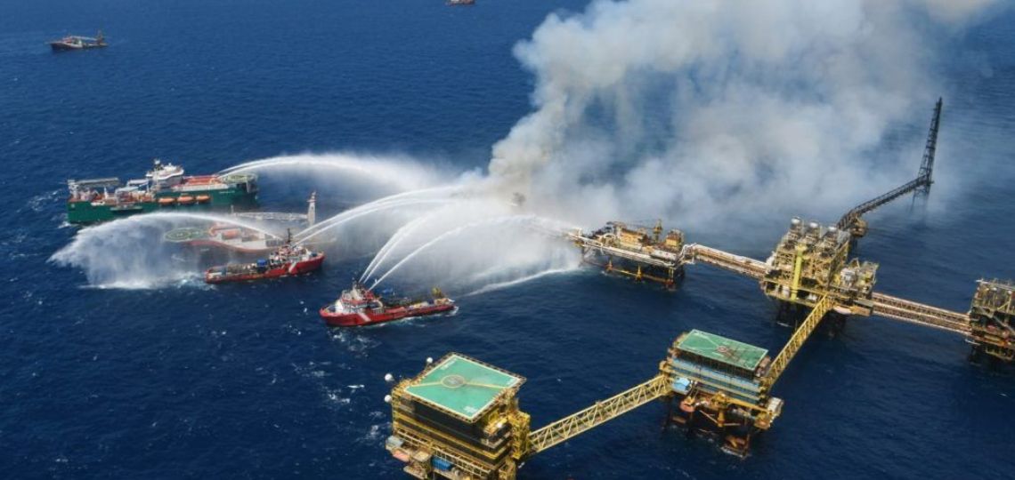 Explosion d’une plateforme de gaz offshore au Mexique.