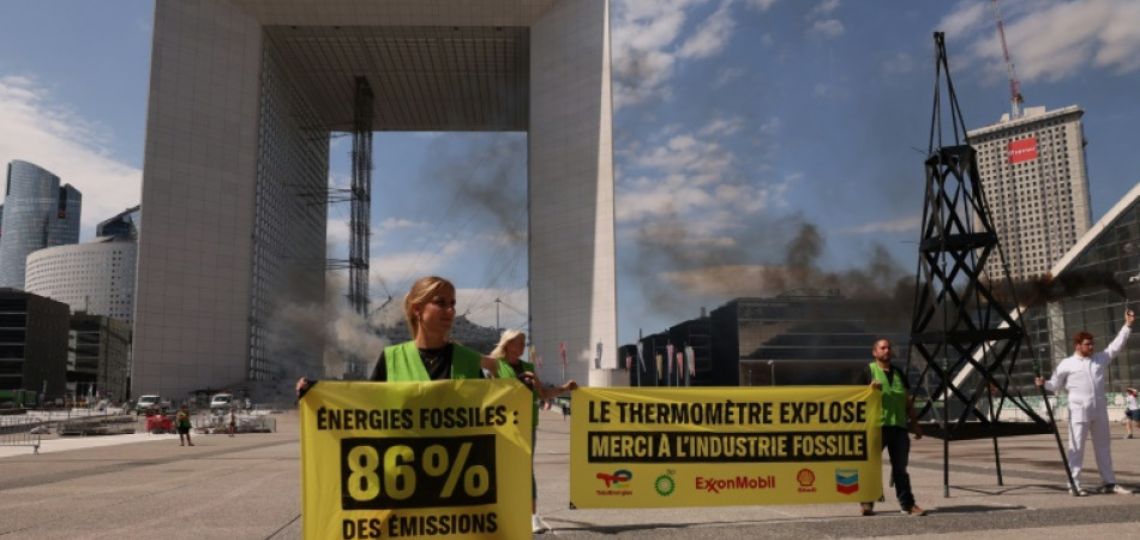 Oil companies under pressure: Energy transition in question.