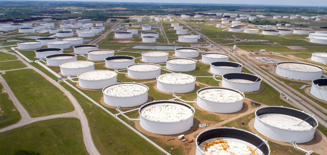 Commercial oil reserves: a record drop for the United States