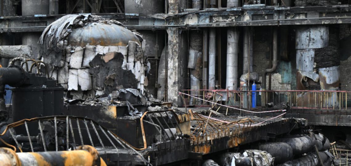 Frappes sur des centrales électriques en Ukraine, des raffineries russes visées