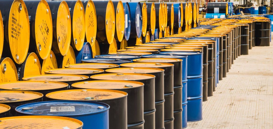 États-Unis: les stocks de pétrole brut diminuent, les prix du baril fluctuent