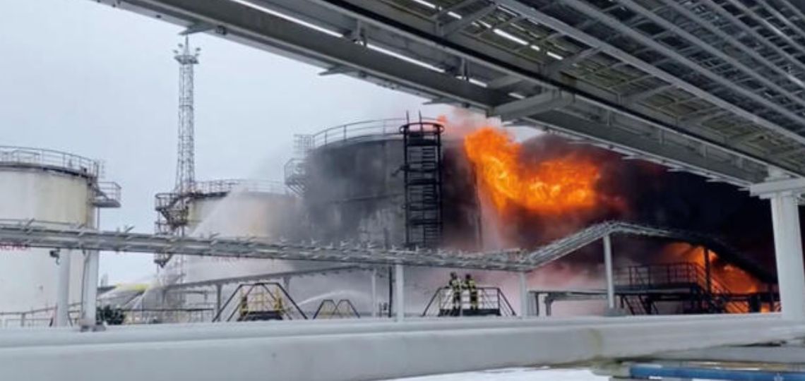 L’Ukraine Revendique une Attaque de Drones sur une Raffinerie en Russie