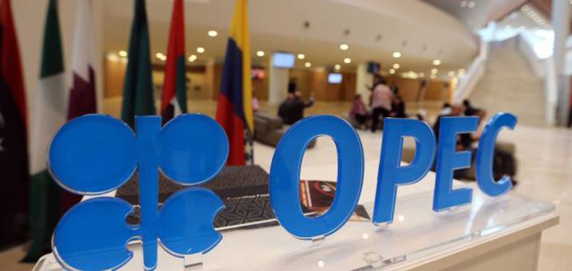 La Russie Dépasse les Quotas de Production Pétrolière d’OPEC+ en Mai