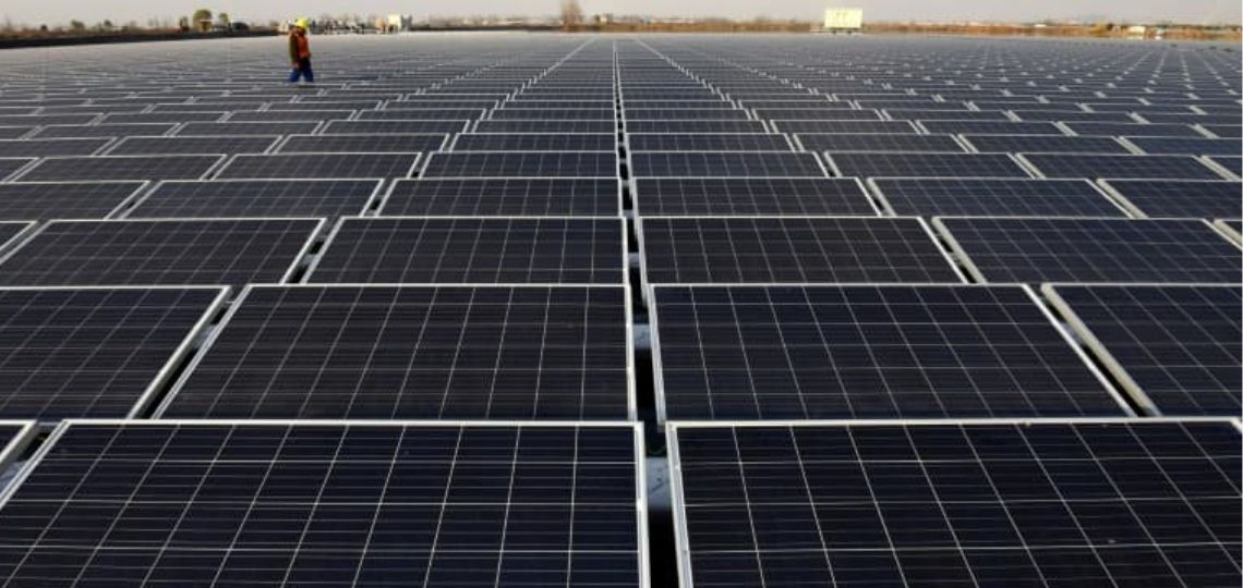 La Plus Grande Ferme Solaire Mondiale Inaugurée dans le Xinjiang