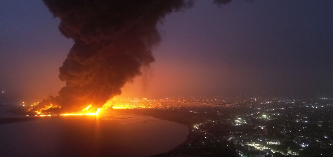 Le terminal de Hodeidah en feu suite aux frappes d’Israël en réponse aux Houthis