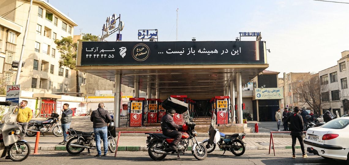 Pezeshkian s’attaque aux subventions à l’essence en Iran, un pari risqué