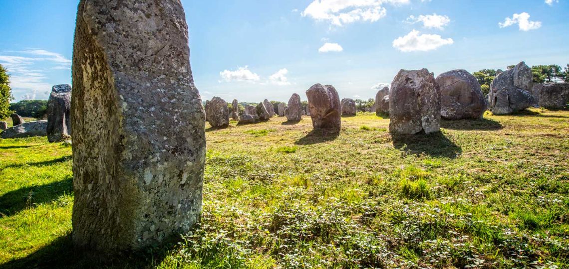 Bretagne : la justice bloque un projet éolien pour protéger des menhirs historiques