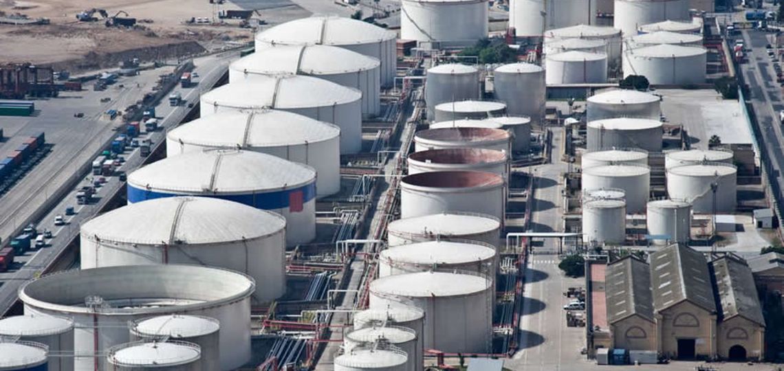 Les stocks de pétrole américains augmentent de manière inattendue alors que les raffineries ralentissent