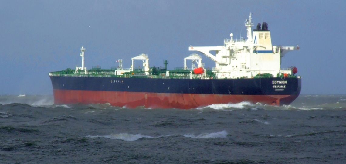 Crise en mer Rouge : le pétrolier grec Sounion attaqué par les Houthis amorce son transfert de pétrole au Suez