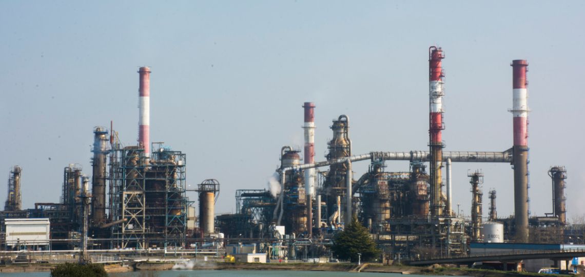 Fuite de pétrole à Donges : TotalEnergies mobilise pour contenir la pollution dans la Loire