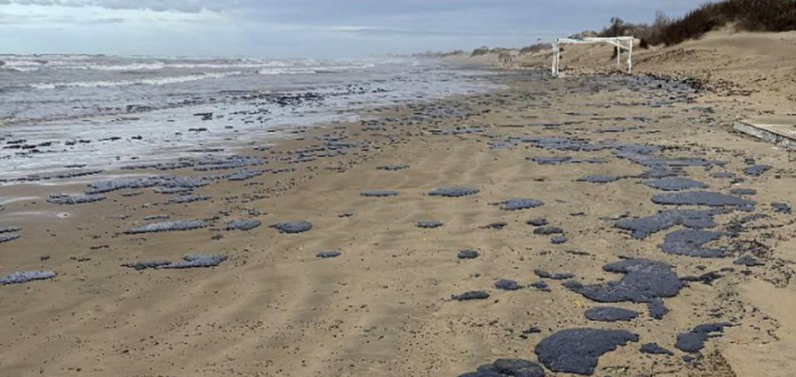 Russia warns of 200,000 tons of soil threatened after an oil spill