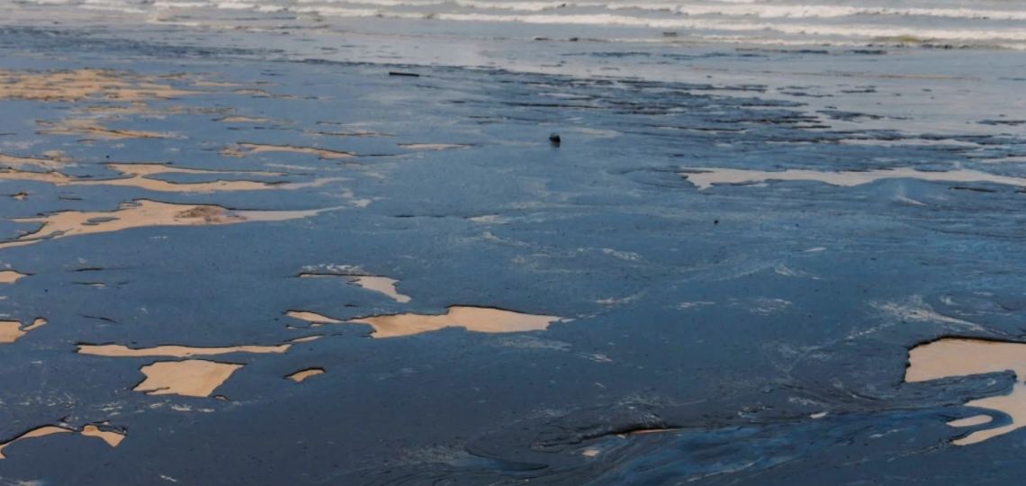 La Russie alerte sur 73 000 tonnes de sable contaminé après un naufrage en Crimée