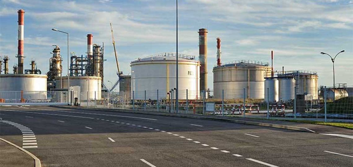 Stocks de pétrole américains : baisse plus marquée que prévu, soutenue par les raffineries