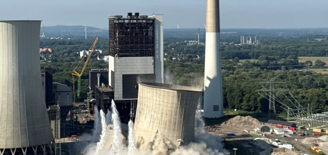 Uniper demolishes 116-metre cooling tower at Scholven site