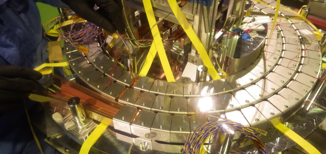 Helical Fusion valide un test mondial d’aimant HTS et lance son démonstrateur