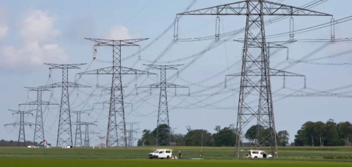 Long-term contracts reshape electricity market risk over 30 years amid volatility