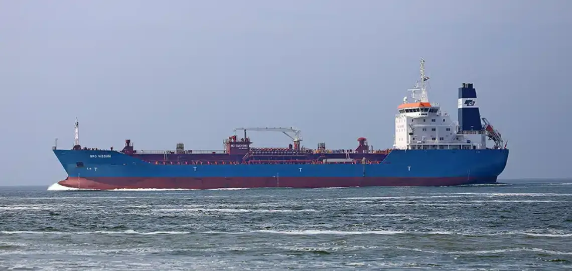 Shadow fleet renews tankers to bypass sanctions and operational risks