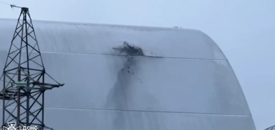 Un drone endommage le sarcophage de Tchernobyl, l’Ukraine seule face aux réparations