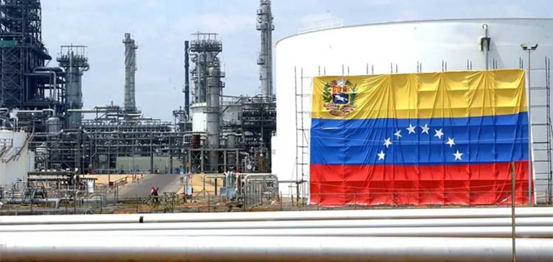 Vitol et Trafigura négocient des ventes de brut vénézuélien avec des raffineurs indiens et chinois